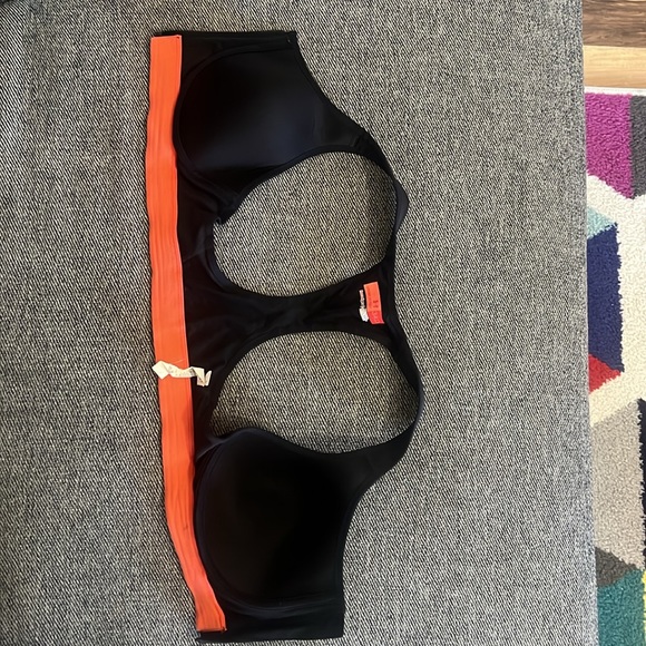 Under Armor 34D Sports Bra - Picture 3 of 7